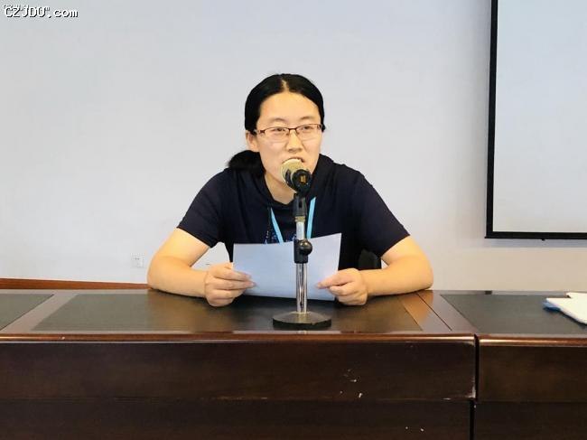 教师第一党支部书记印玲带领学习全国两会精神