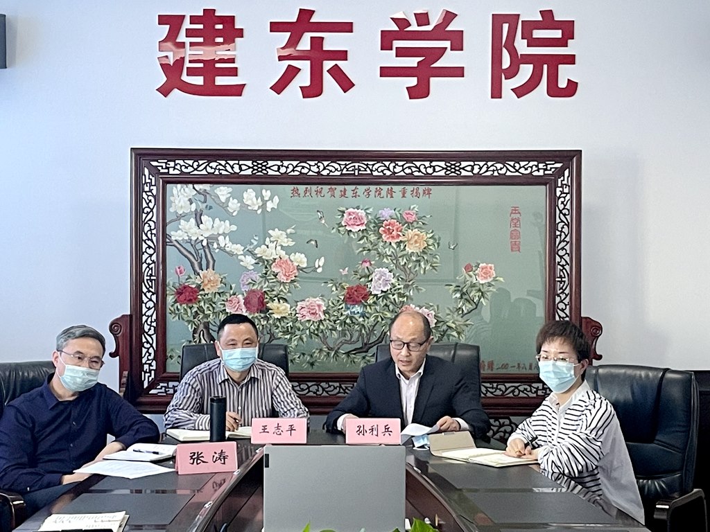 我校疫情防控工作领导小组成员参加会议 2.jpg