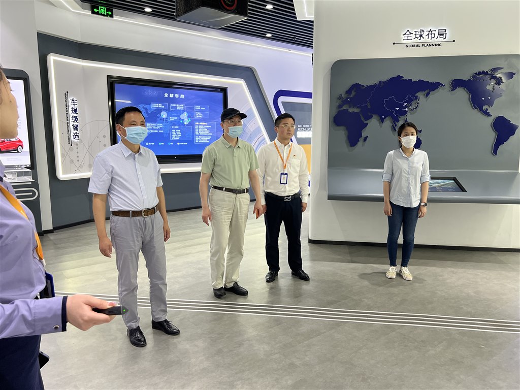 3王志平书记一行参观企业车间.jpg