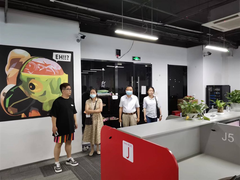 3王志平书记一行参观企业.jpg