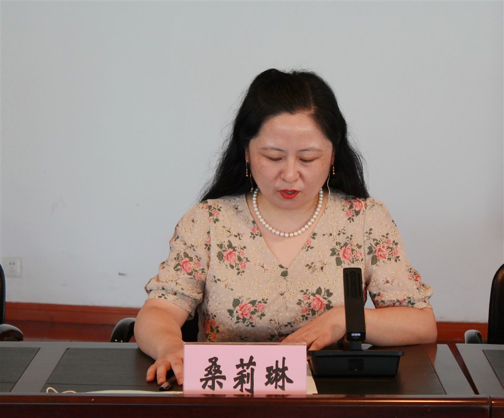 4桑莉琳副校长主持毕业典礼.JPG