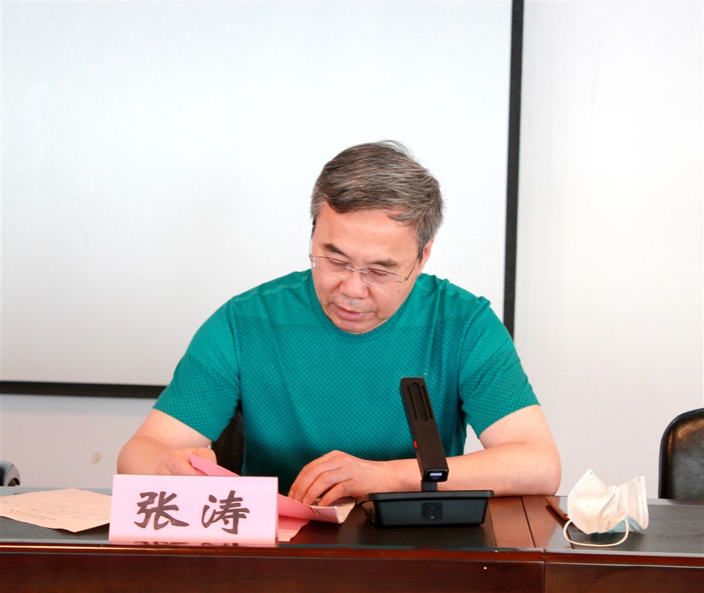 3张涛副校长宣读《关于表彰2022届优秀毕业生的决定》.JPG