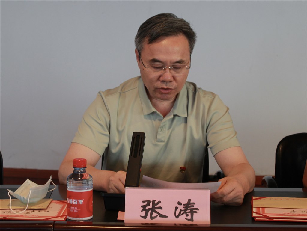 6张涛副校长宣读《关于表彰2022年度优秀共产党员的决定》.JPG