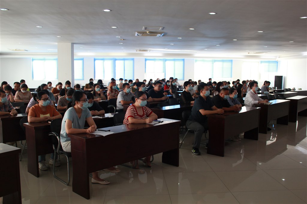12全体教职工参加大会.JPG