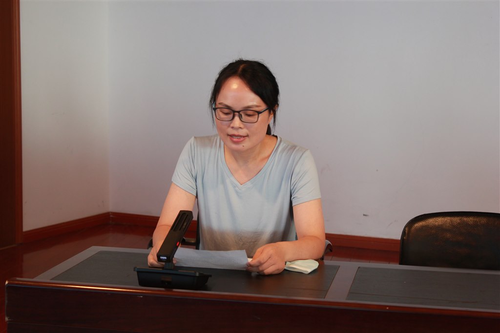 10优秀教师代表王道玉老师发言.JPG