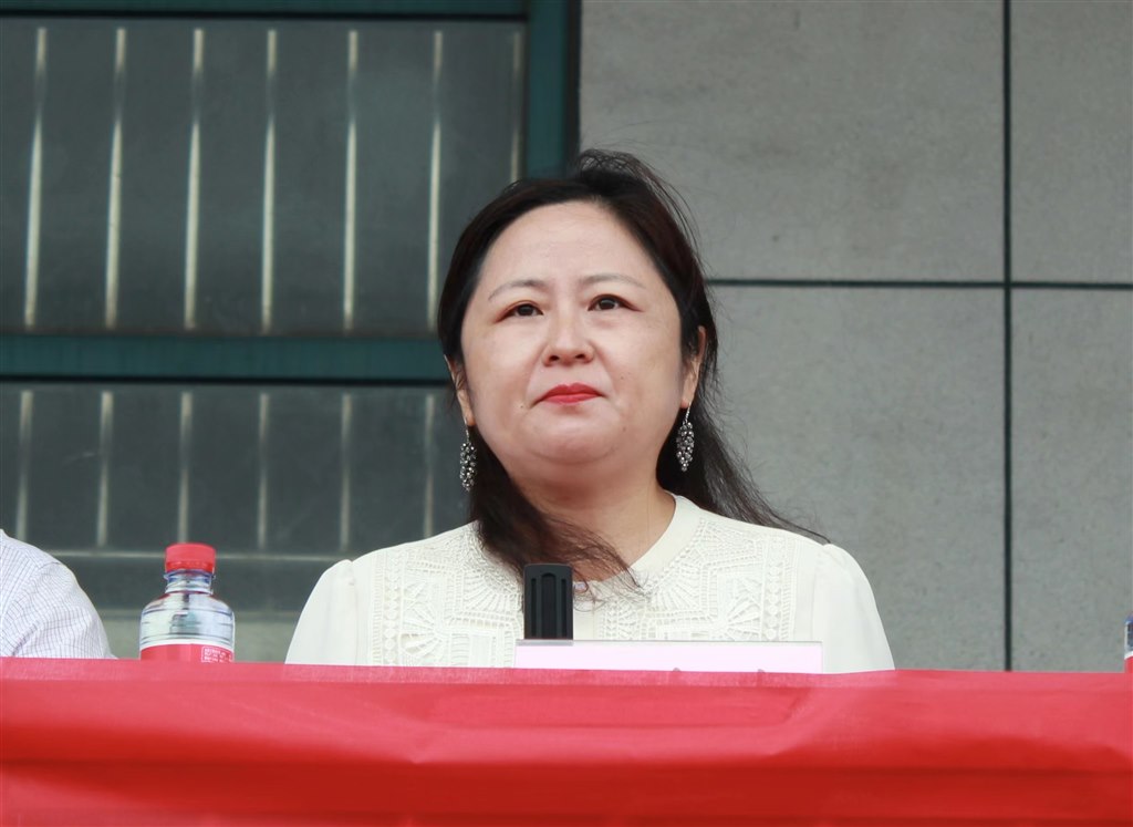 5副校长桑莉琳主持军训动员大会.jpg