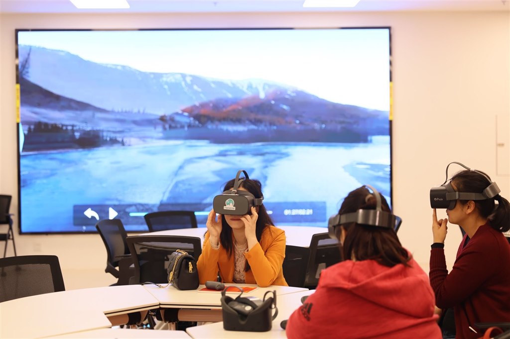 4、“VR”教学中心体验了沉浸式和交互式思政教学.jpg