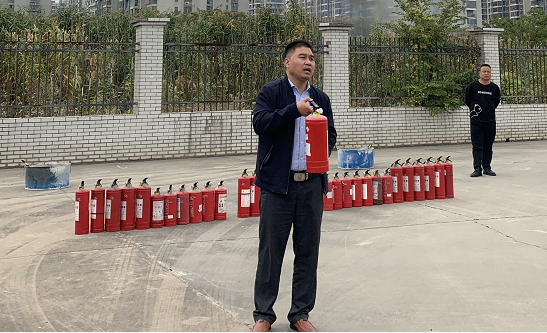 讲解灭火器使用方法.png