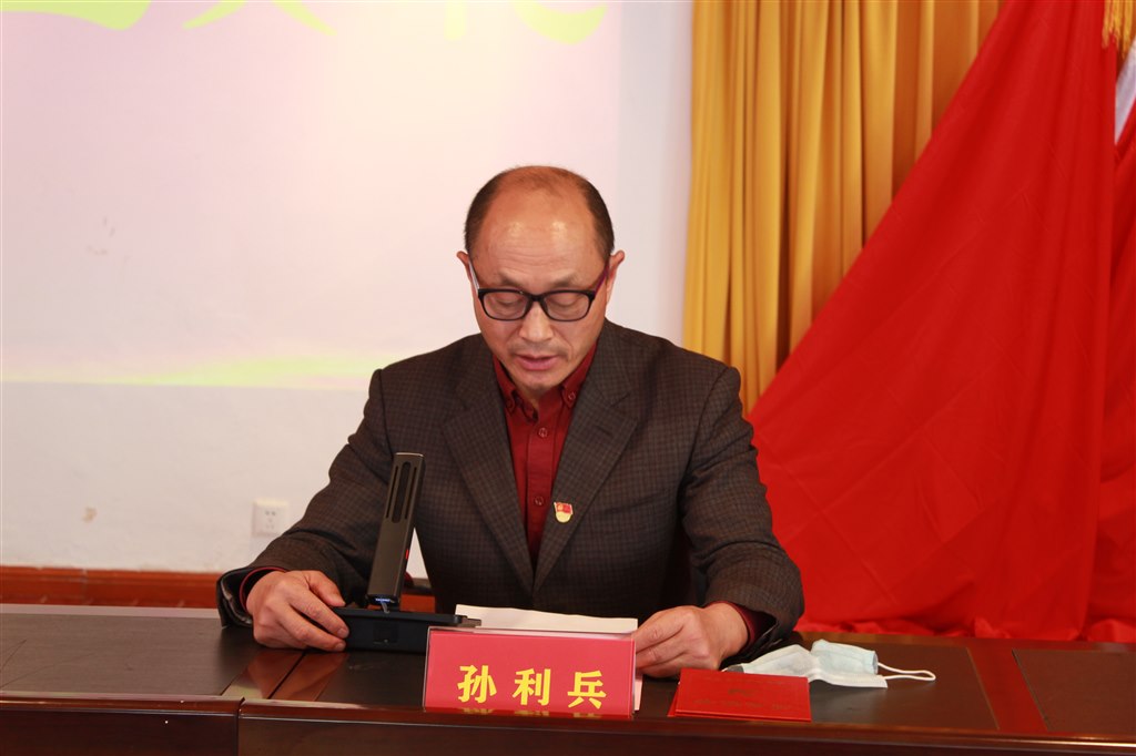 孙利兵宣读结业情况.JPG