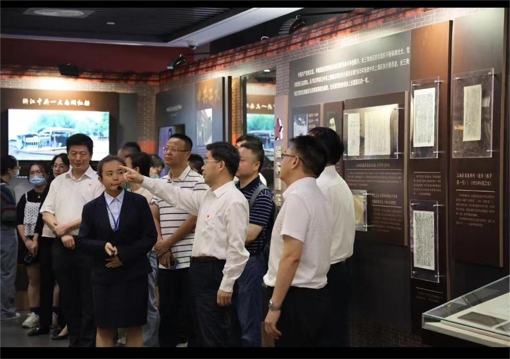 红色展览讲解照片.jpg