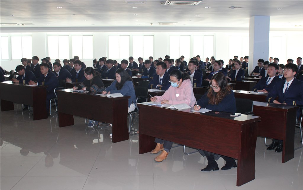 师生现场聆听1.JPG