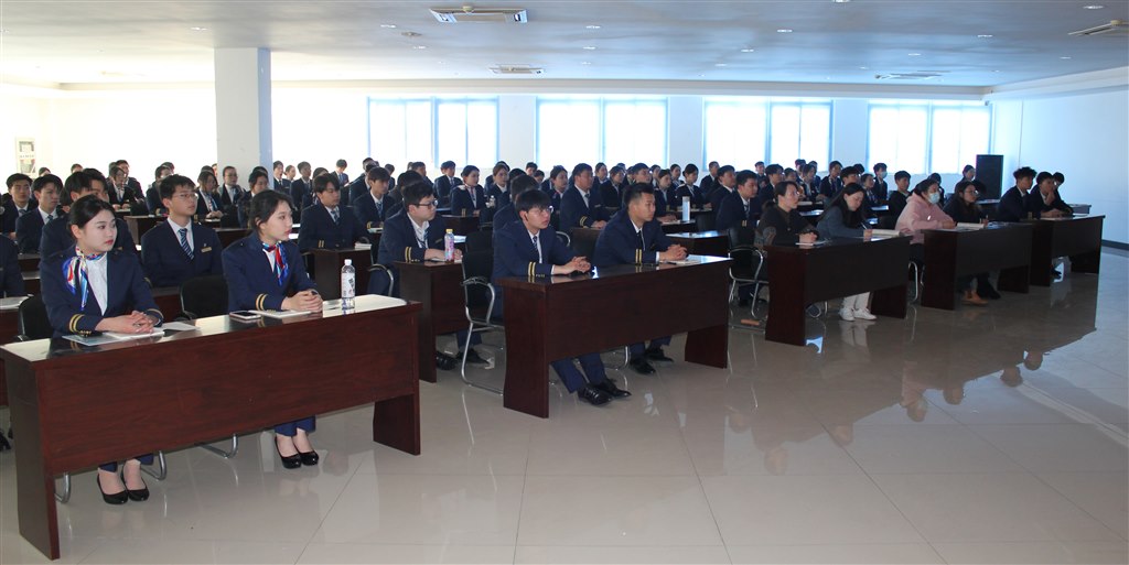 师生现场聆听2.JPG
