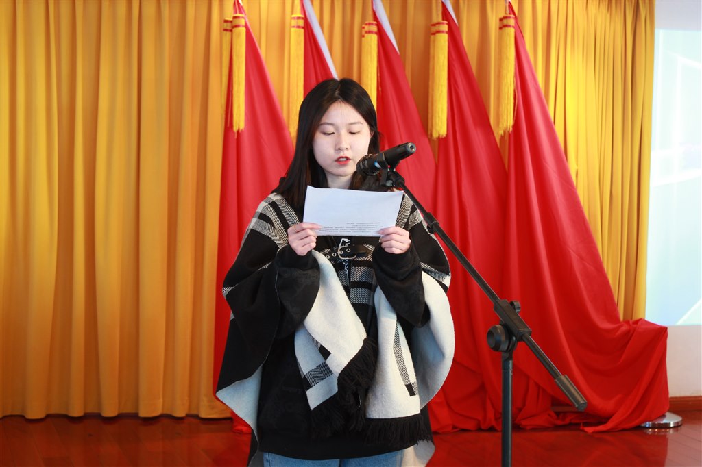5学生代表21电商班戴娜发言.JPG