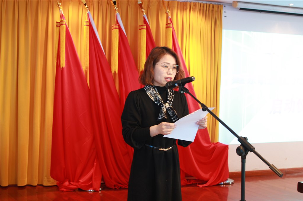6科技节指导教师代表吴静斐发言.JPG