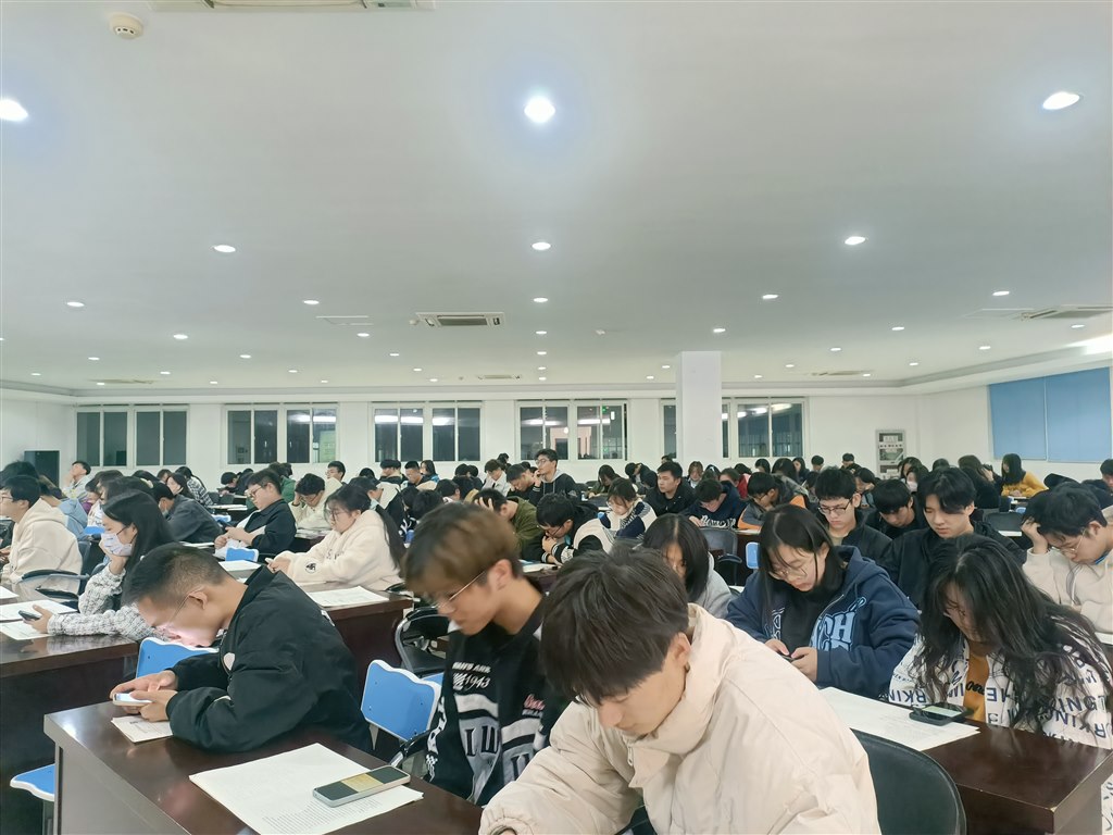 图1 院英语社成员提前进行场地布置、材料发放，保证讲座有序、高效开展.jpg