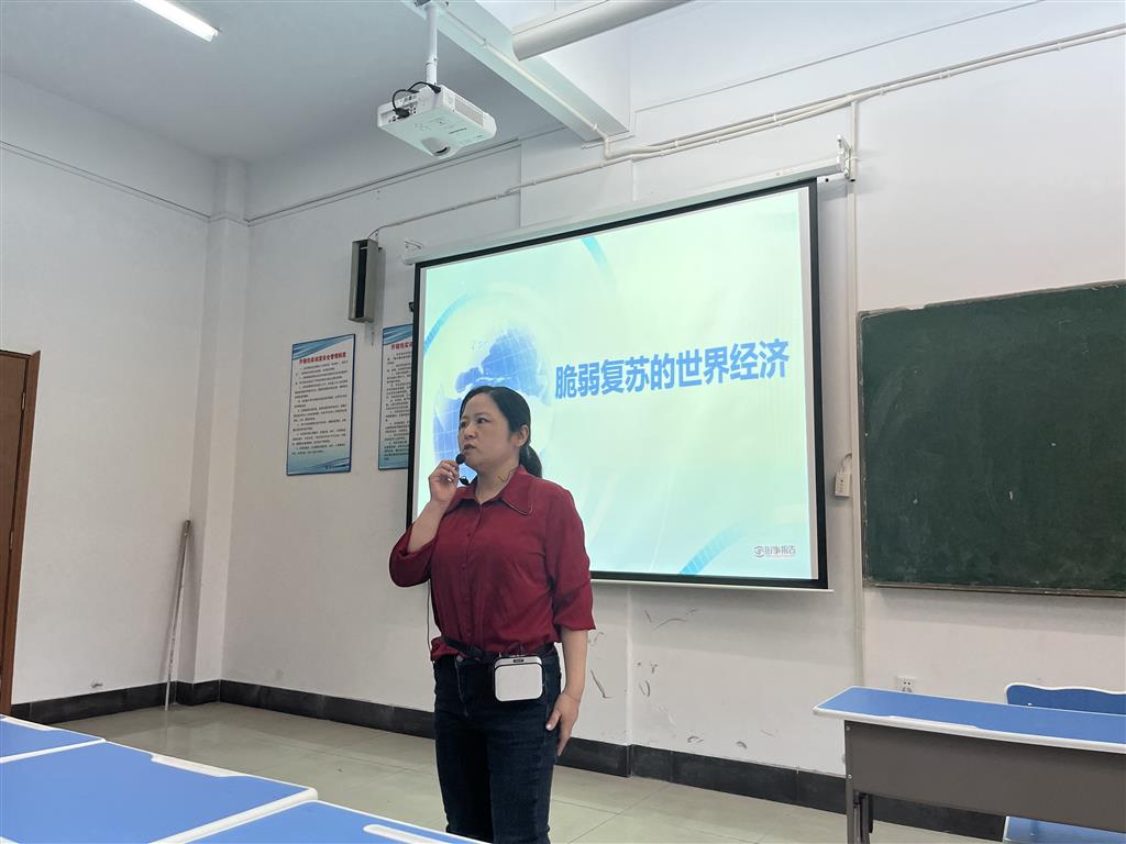 副校长桑莉琳为学生讲授”世界经济“主题思政课.png