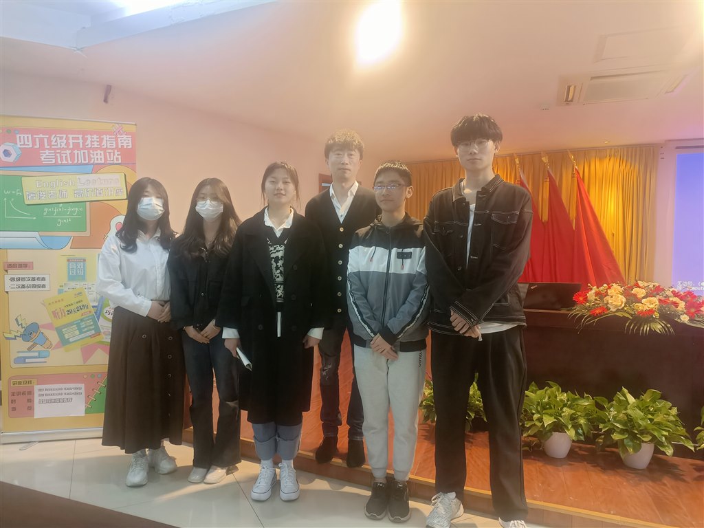 图8 讲座后屠俊老师和社团骨干合影.jpg