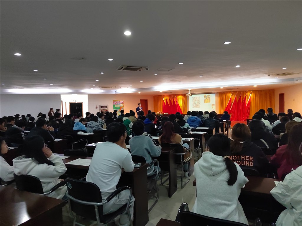 图2  会场井然有序、座无虚席.jpg