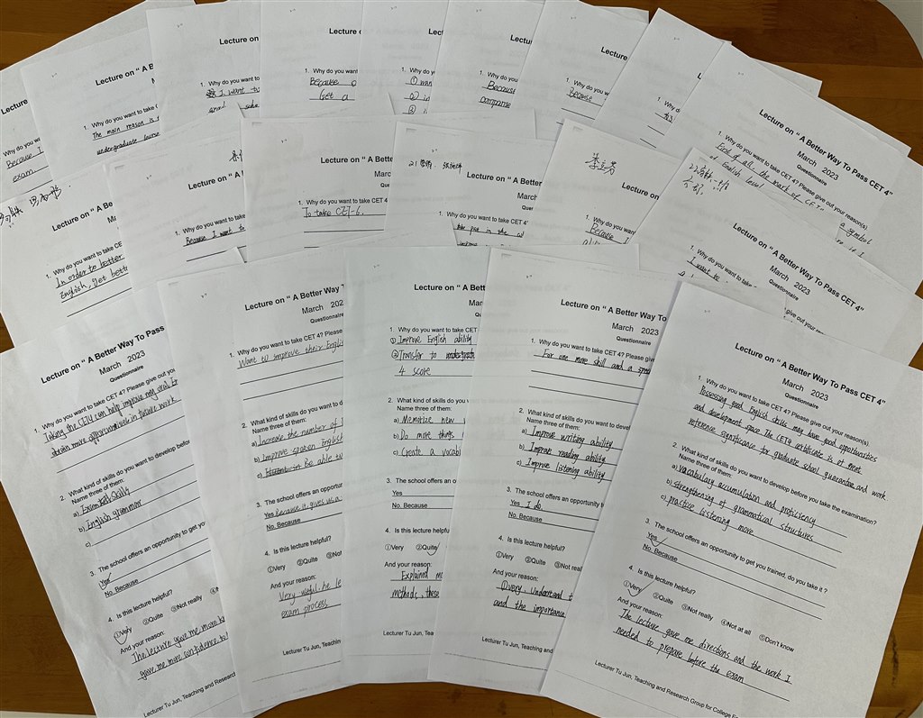 图4 现场随机发放问卷调查，学生认真填写，反馈听讲情况.jpg