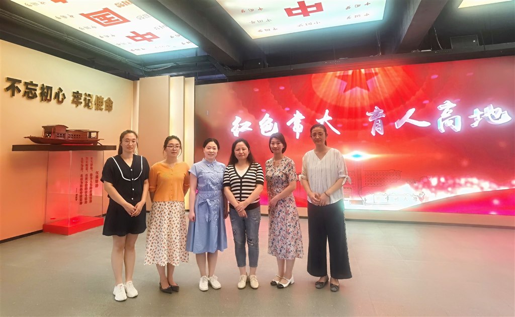 副校长桑莉琳和马院教师参观常大红馆.jpg