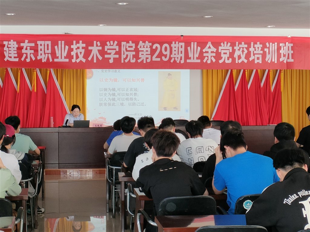 马克思主义学院副院长王艳君授课.jpg