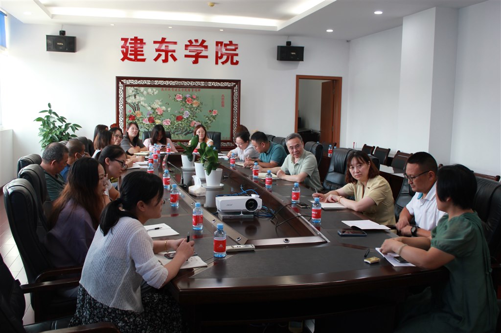 新教师座谈会.JPG