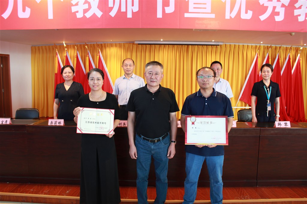 8师德标兵.JPG