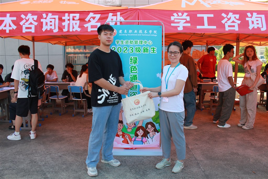 校领导发放物资.JPG