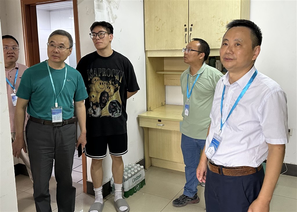 看望学生（王、张）.jpg