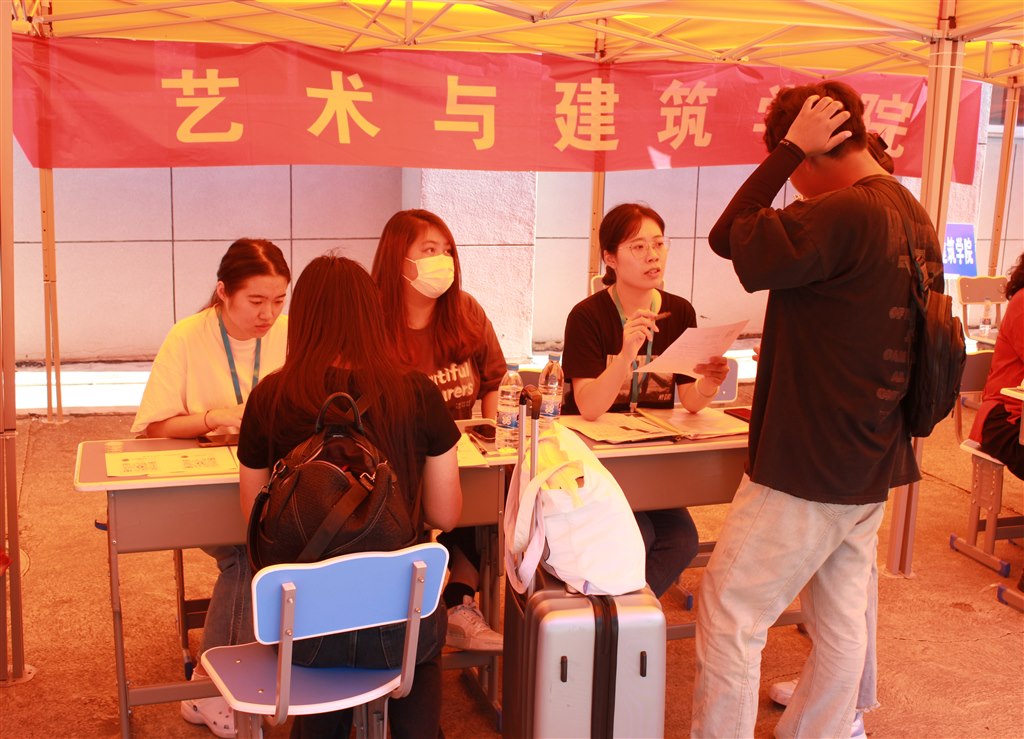 艺术与建筑学院.JPG