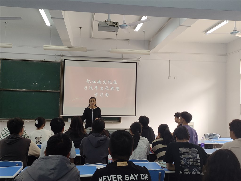 0叶老师给同学讲习近平文化思想.jpg