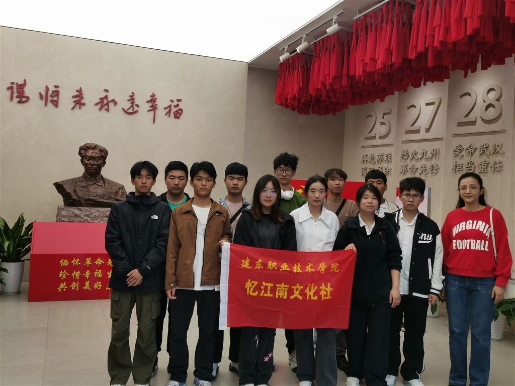 2在张太雷像前.jpg