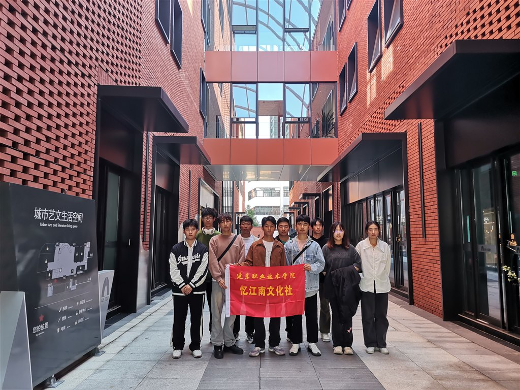 6参观红盒子.jpg