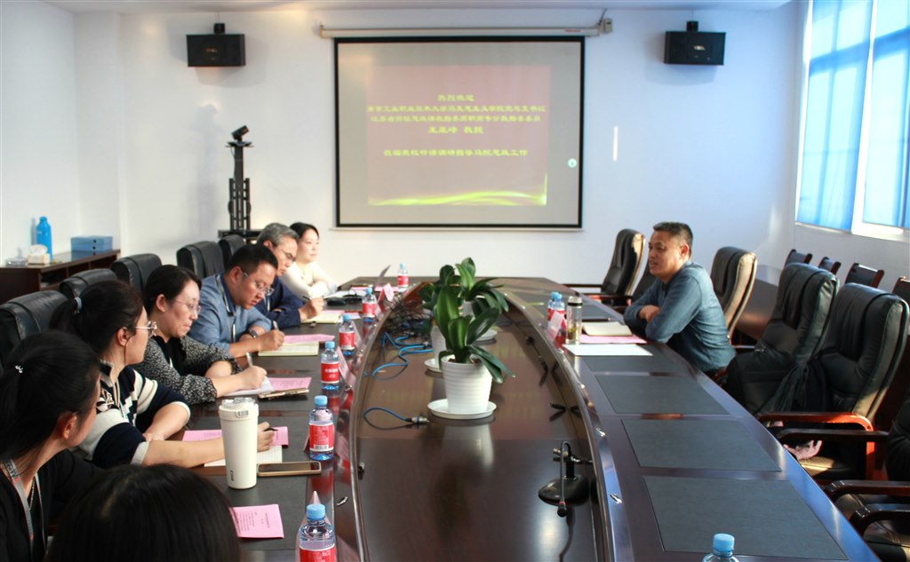 领导、教师座谈会现场.jpg