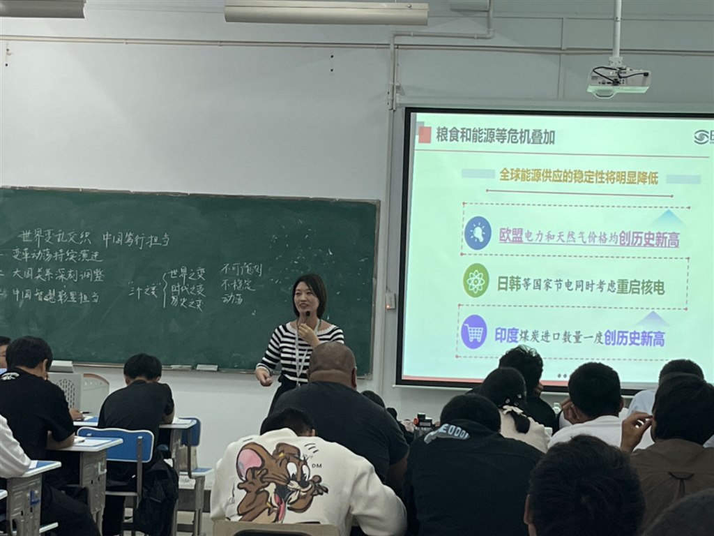 周姣老师做示范课《形势与政策》，接受专家听课指导.jpg