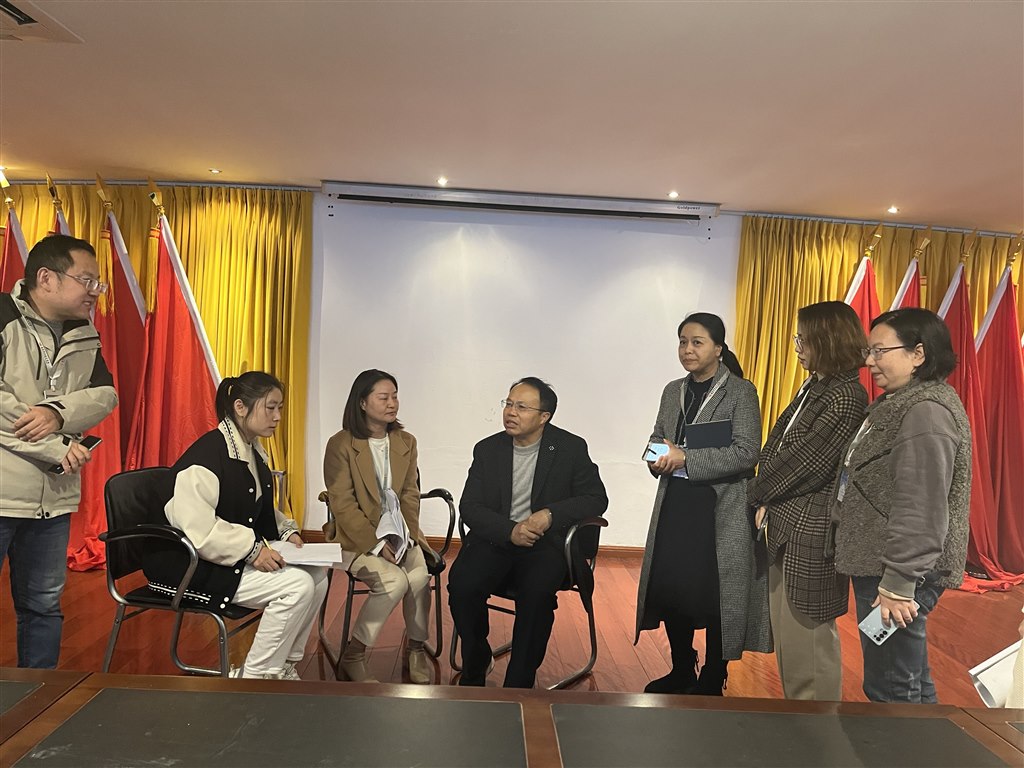 裴教授与教师座谈.jpg