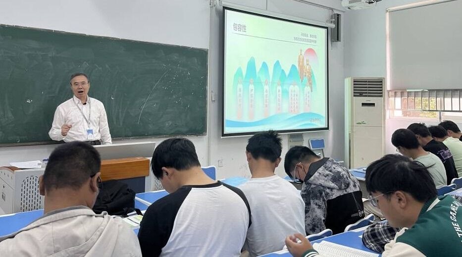 Vice President Zhang Tao taught the topic "Continuous Historical Contest, Composes Contemporary Chinese Chapters". Jpg
