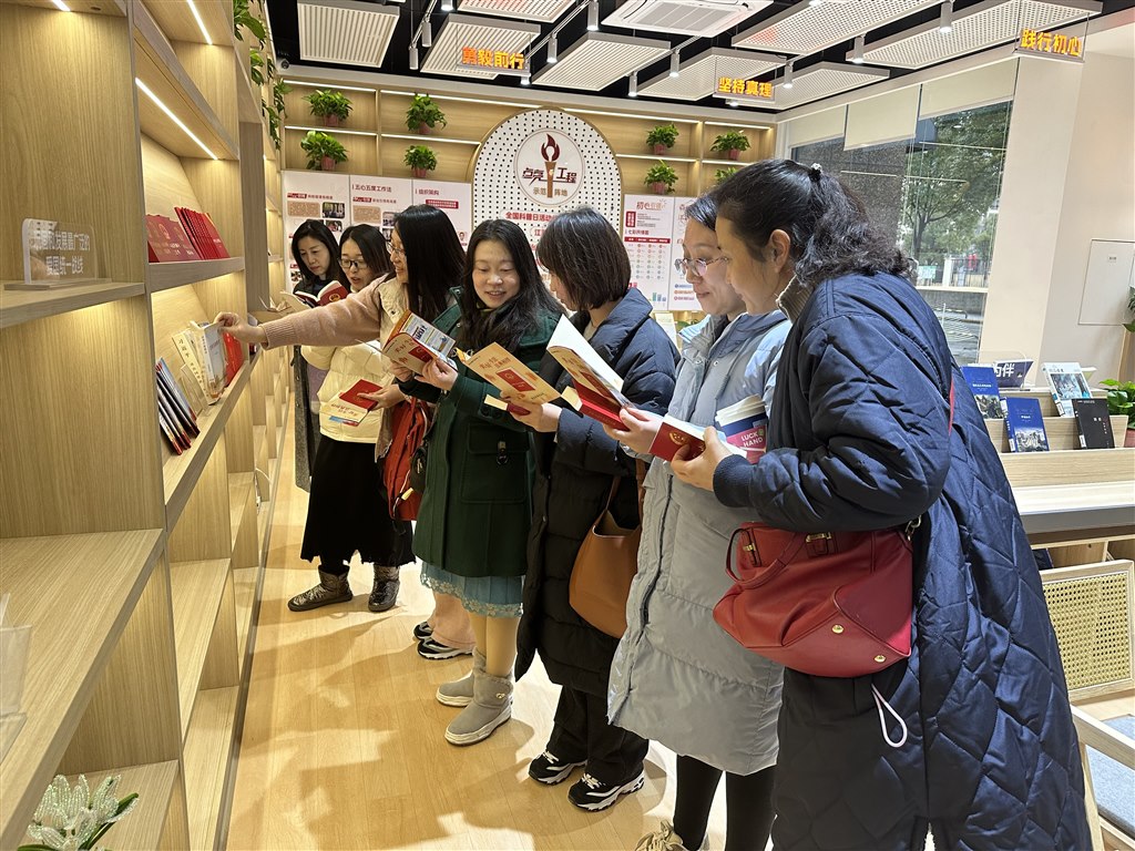马院老师对社区“秋白书苑”的法治教育宣传册表示了浓厚兴趣，表示将生动案例运用于思政教学.JPG