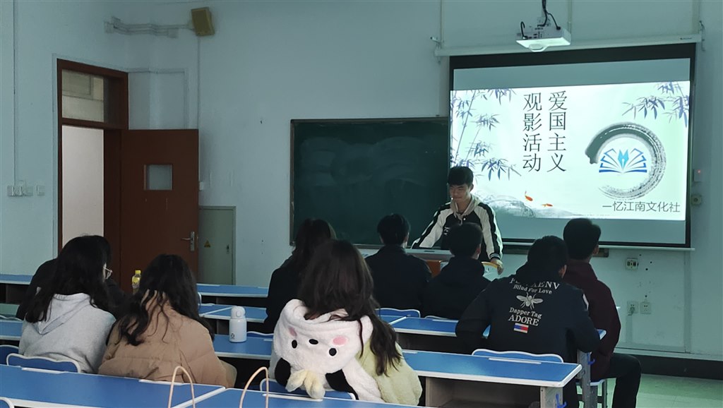 社长荣典主持活动.jpg