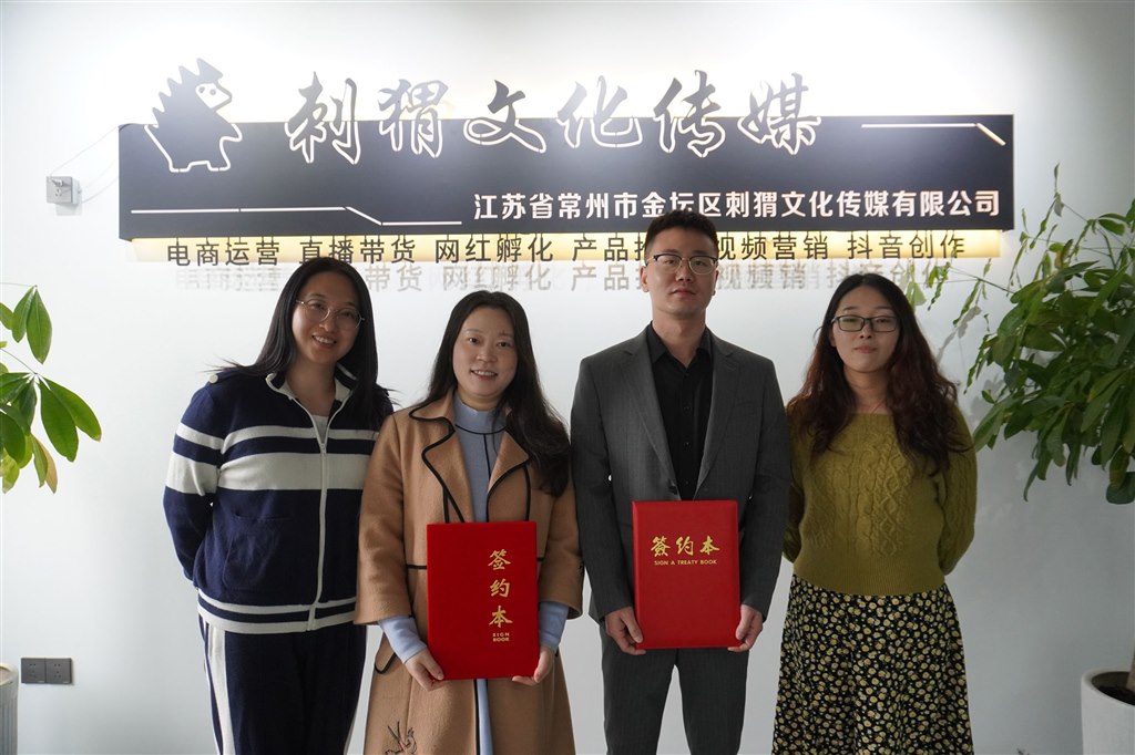 图3：签约合影.jpg