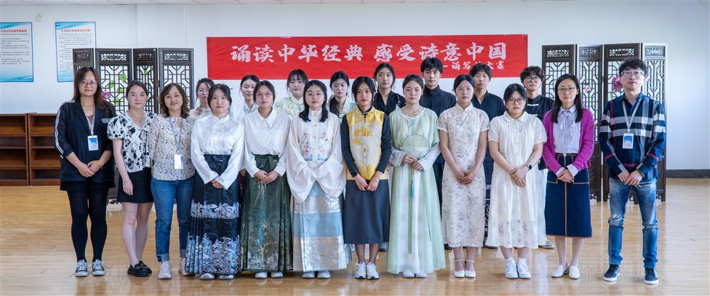 评委专家、指导教师与全体同学合影留念.jpg