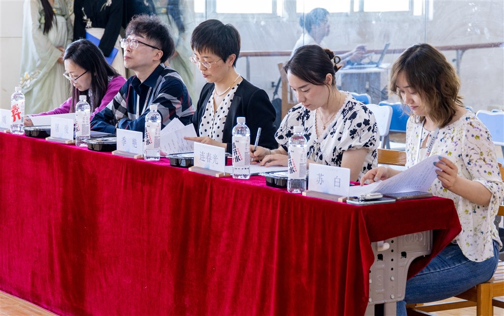 1 学工处处长 季艳、教务处副处长连春光、人文基础学院副院长屠俊等到场任评委.jpg