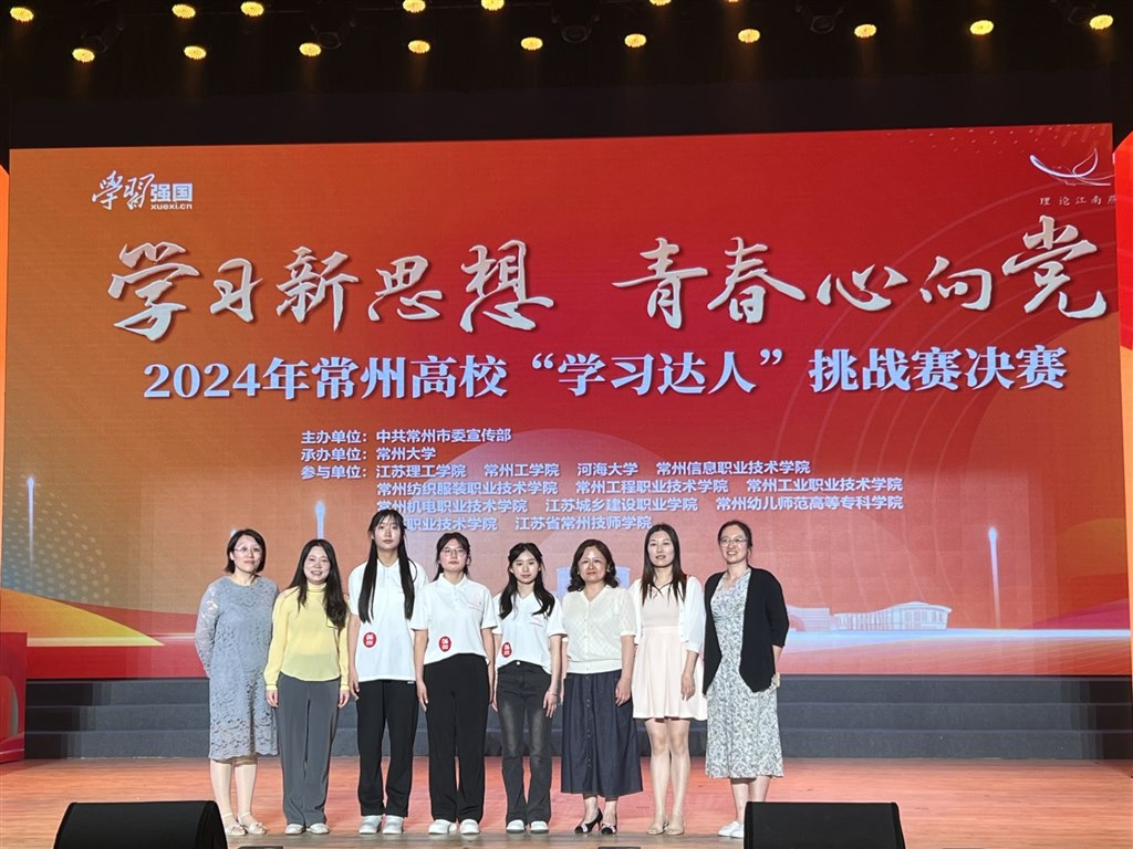 选手与指导老师合影.jpg
