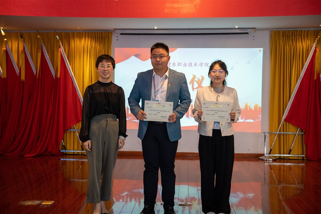 学工处长季艳为大赛三等奖获得者航服学院辅导员侍永权、经贸学院辅导员董杰颁奖.jpg