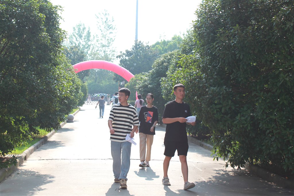 进校3.JPG
