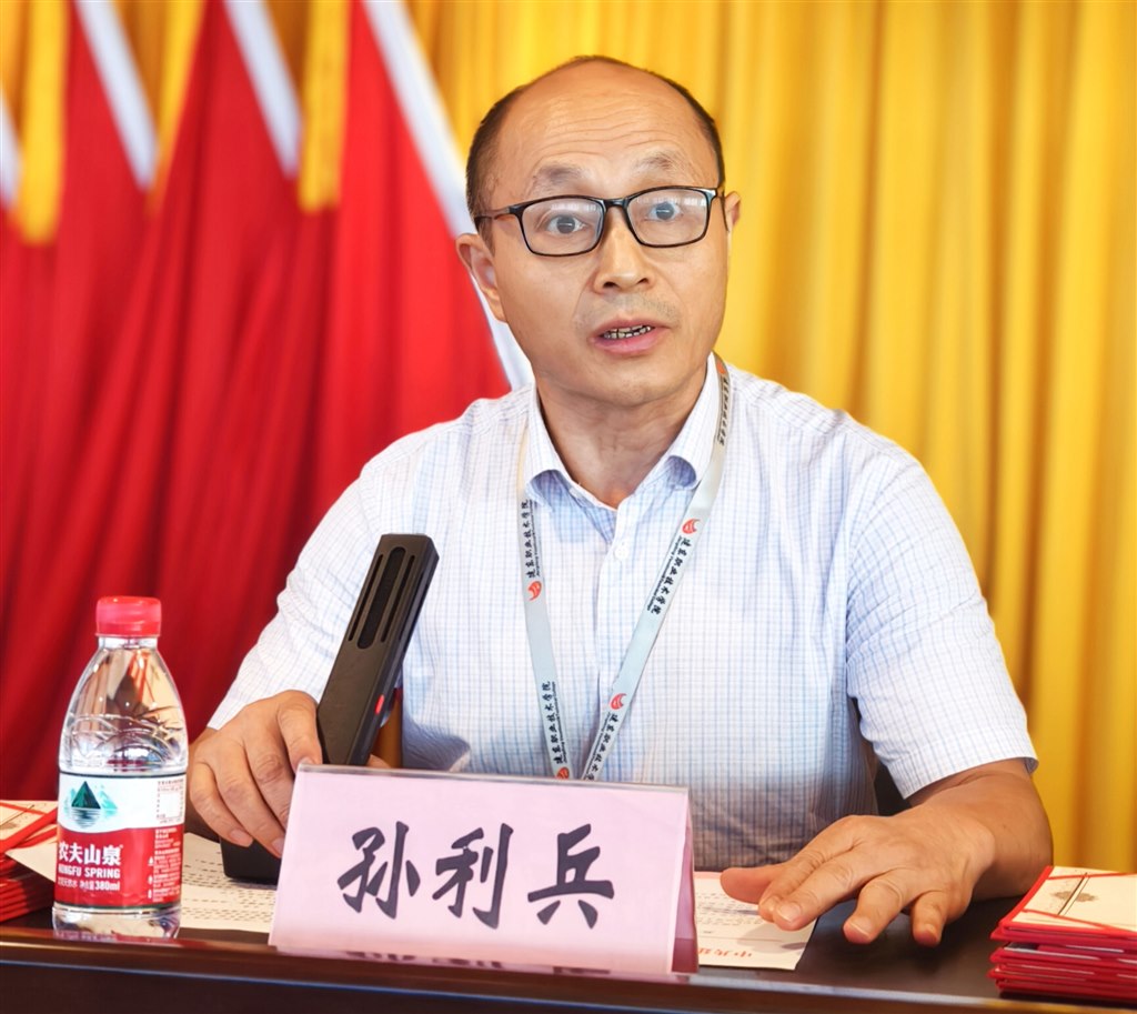 3-孙利兵 执行校长宣读优秀党员及优秀党支部表彰决定.jpg