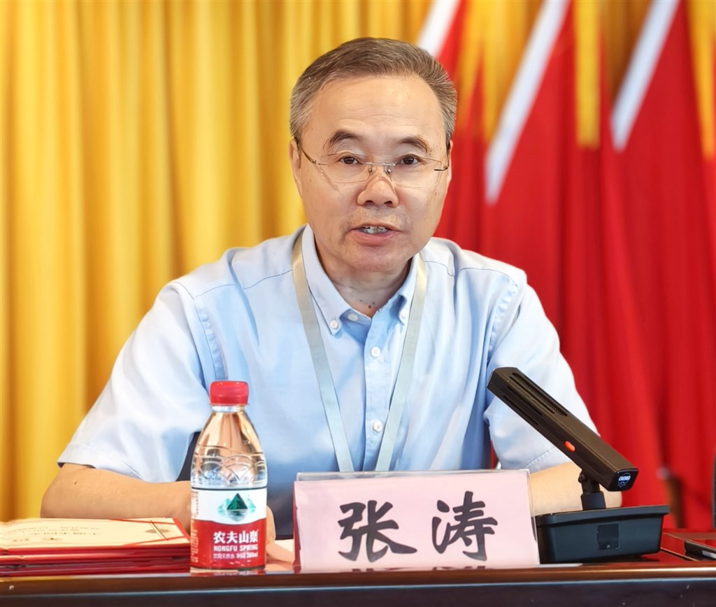 4-张涛副校长-宣读专业带头人骨干教师聘任决定.jpg