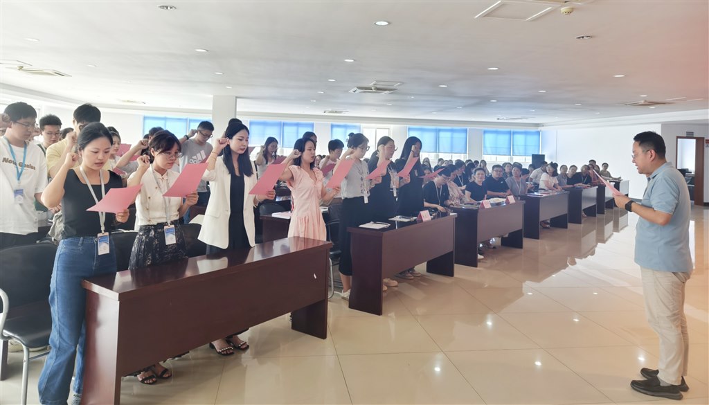 17-新教师宣誓.jpg