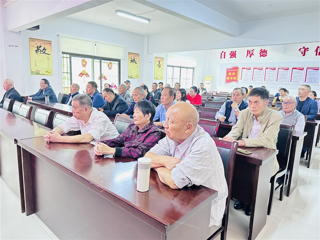 社区党员认真聆听宣讲内容.jpg