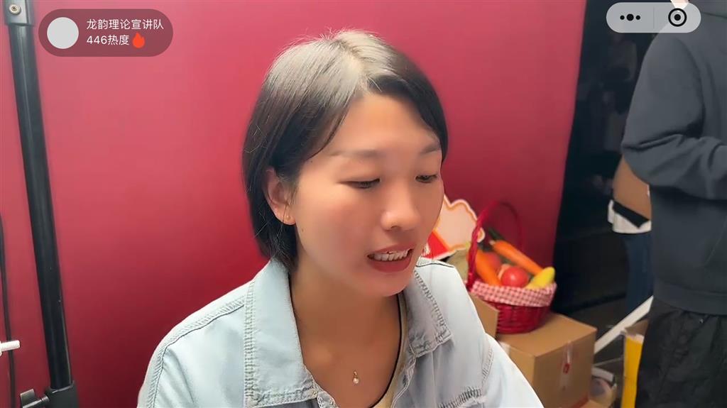 周姣老师在“红石榴直播间”宣讲.png
